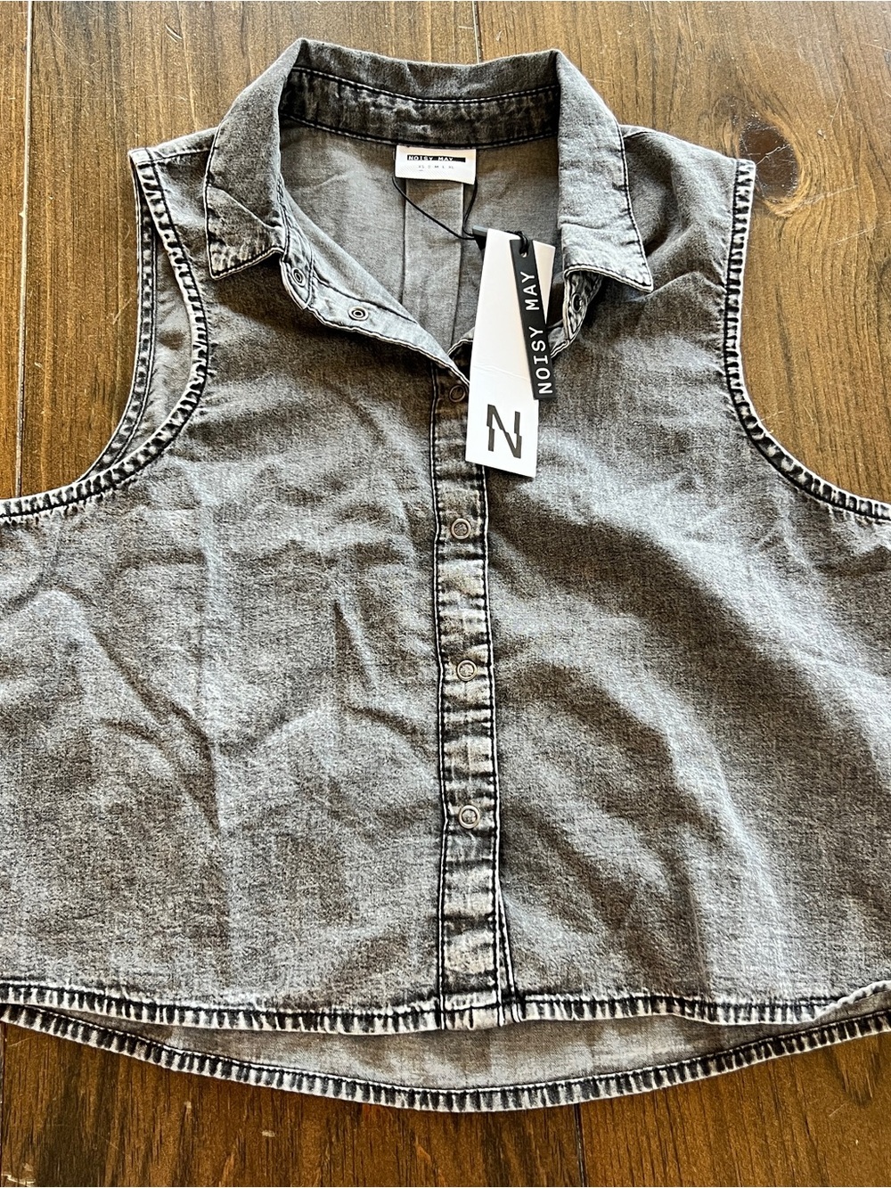 Noisy May Sleeveless Washed Button-Up Crop Shirt-xs